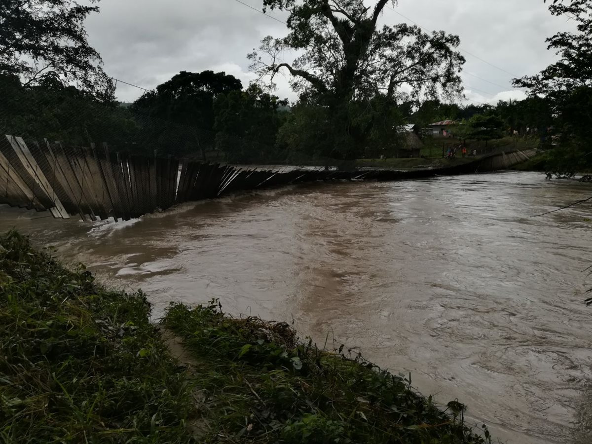 El puente colgante que comunica El Arenal con Melchor de Mencos colapsó, unas 150 familias están incomunicadas. (Foto Prensa Libre: Conred)