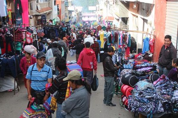 El movimiento que genera un viernes de mercado en San Francisco El Alto es de alrededor de Q10 millones. (Foto Prensa Libre: Édgar Domínguez)<br _mce_bogus="1"/>