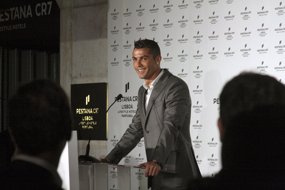 El futbolista portugués Cristiano Ronaldo durante la inauguración del segundo hotel con su marca, el Pestana CR7 Lisboa en el centro histórico de la capital portuguesa. (Foto Prensa Libre: EFE)