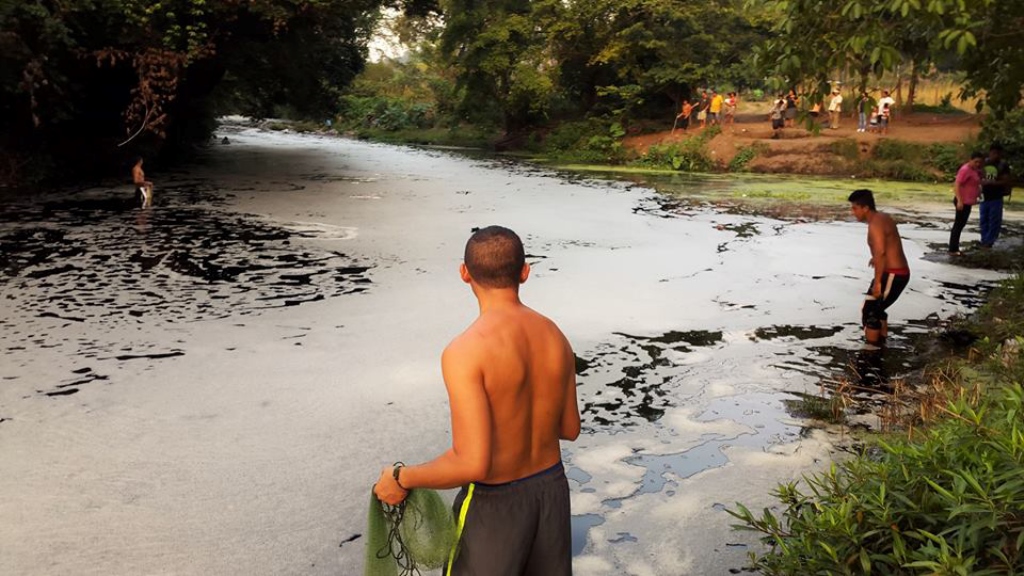 Pobladores de Jutiapa observan la contaminación del río Paz, limítrofe entre Guatemala y El Salvador. (Foto Prensa Libre: Óscar González)