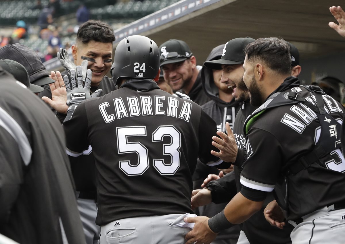Así festejó Cabrera con sus compañeros, en Detroit. (Foto Prensa Libre: AP)