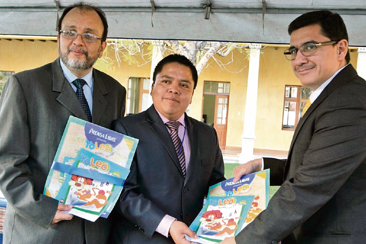 Fernando Rubio, Héctor Canto Mejía y Mario Alejandro Sandoval presentan el material del proyecto. (Foto Prensa Libre: Edwin Bercián)