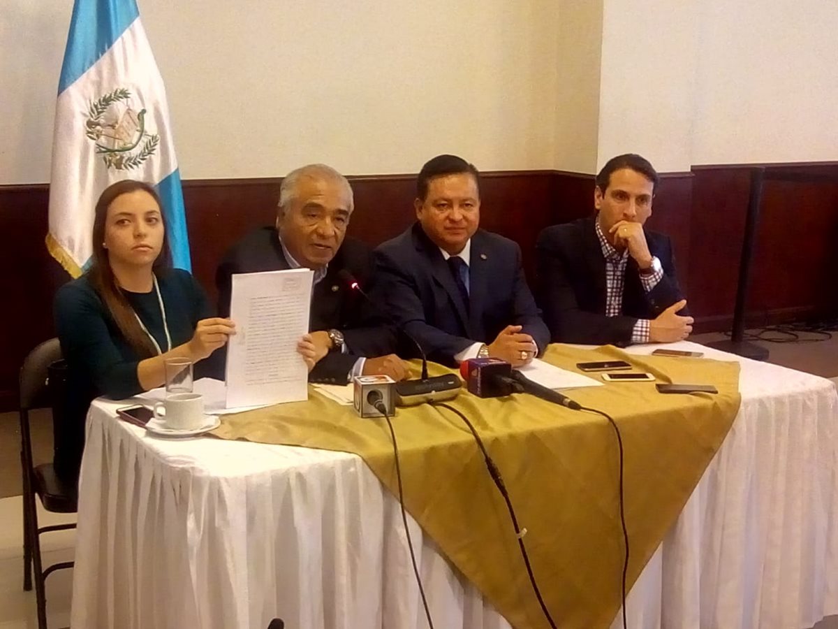 Diputados del Frente Parlamentario por la Transparencia denunciaron al secretario ejecutivo de la Conred. (Foto Prensa Libre: Juan Diego González)