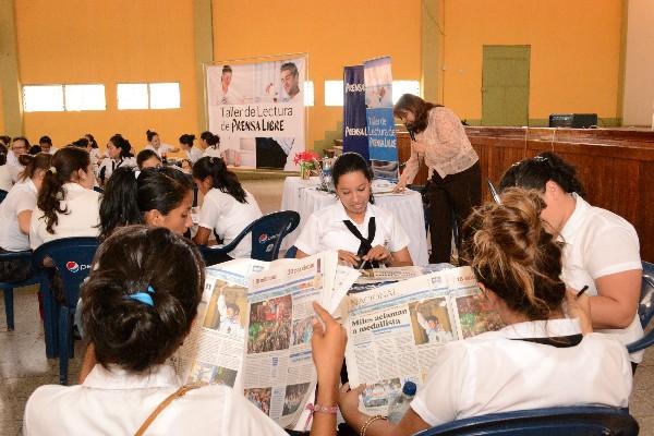 Estudiantes de  magisterio de Zacapa, durante  taller de lectura de este matutino.