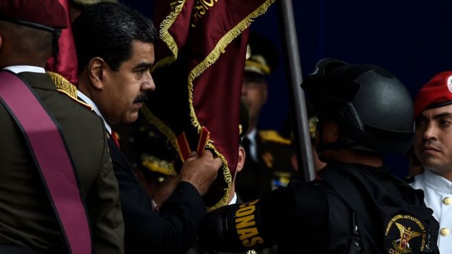 El presidente Nicolás Maduro momentos antes de que se escucharan las detonaciones que atribuyeron al atentado. GETTY IMAGES