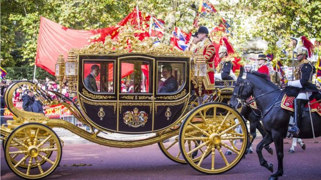 La reina Isabel II regularmente viaja en un carruaje con el jefe de Estado extranjero hacia el Palacio de Buckingham, la casa de la monarca británica. AFP
