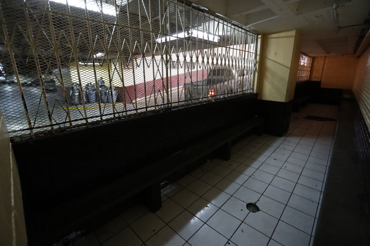 Las carceletas de la Torre de Tribunales están vacías porque el SP no trasladó a los reos a sus audiencias. (Foto Prensa Libre: Esbin García)