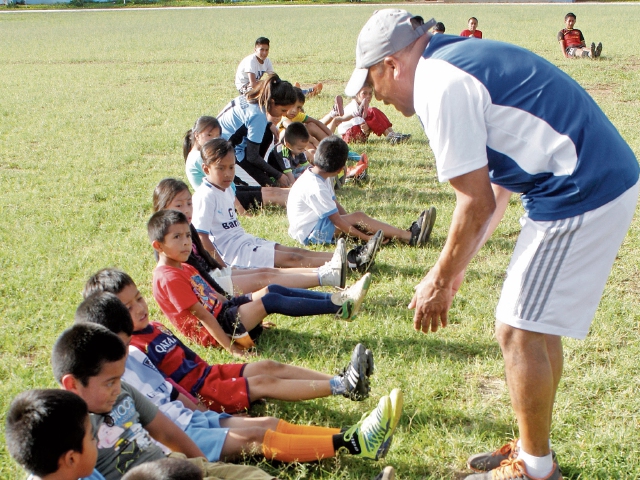 César Patzán da instrucciones a un grupo de estudiantes de la escuela de futbol de El Tejar. (Foto Prensa Libre: Víctor Chamalé)