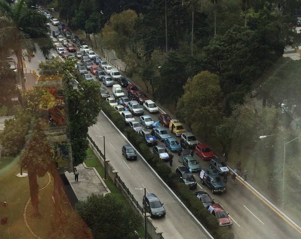 La protesta complica el tránsito vehicular en la zona 10 capitalina (Foto Prensa Libre: Tomado de la cuenta de twitter @iPiter)