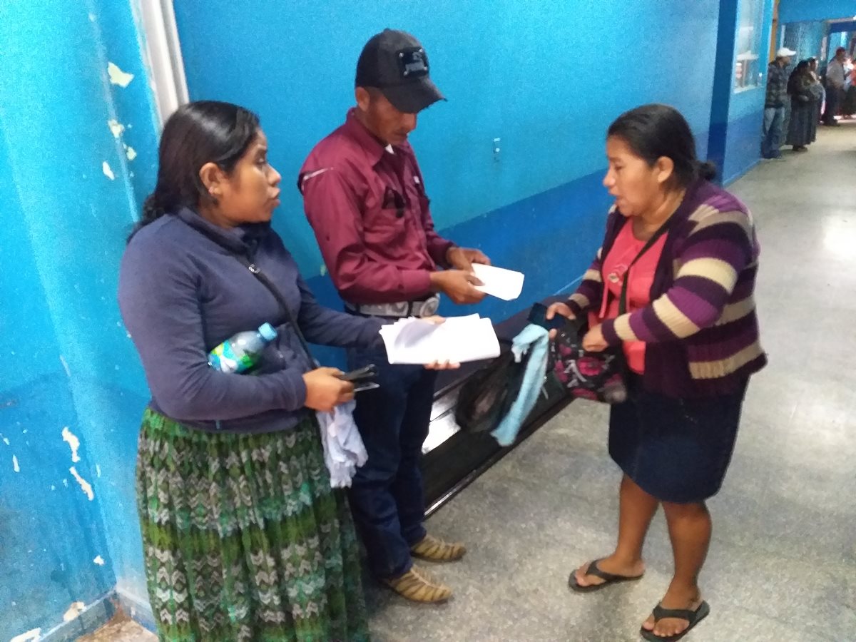 Familiares de Alejandra Icó Chub en la morgue del Inacif de Cobán, Alta Verapaz. (Foto Prensa Libre: Aura Andersen)