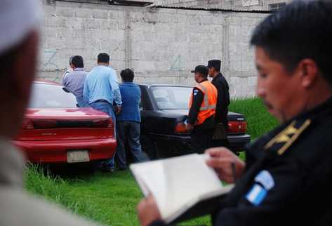 Fiscales del Ministerio Público y la Policía revisan en sitio en donde mataron al sindicalista. (Foto Prensa Libre: Carlos Ventura)