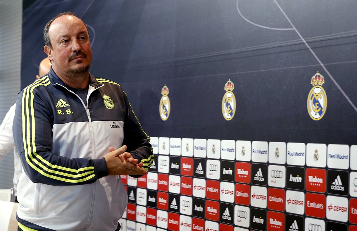 Rafa Benítez a su llegada a la rueda de prensa que ofreció al término del entrenamiento, en la que denunció que sufre "una campaña" junto a su presidente Florentino Pérez y la plantilla. (Foto Prensa Libre:EFE)