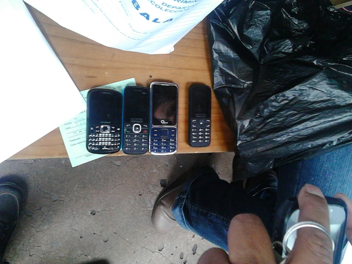 La Policía Nacional Civil incautó celulares y droga en la cárcel de Jalapa. (Foto Prensa Libre: PNC)