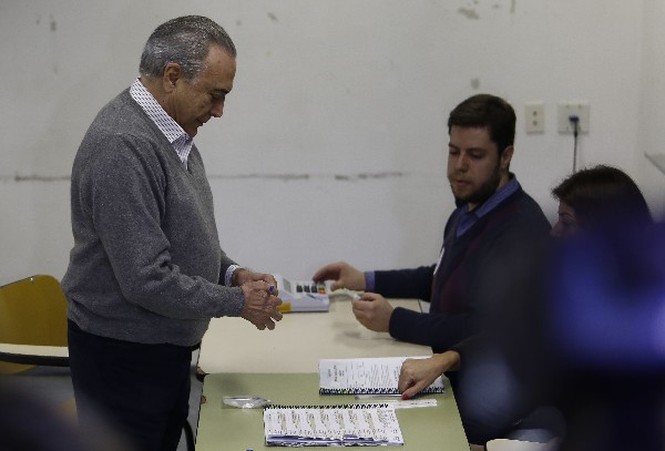 Michel Temer vota en un colegio electoral en la ciudad de Sao Paulo, Brasil. (Foto Prensa Libre: AFP).