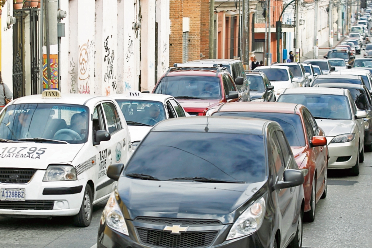 Potentes bocinas se observan en tiendas ubicadas en la 19 calle zona 1 capitalina, para promocionar ofertas con música a todo volumen.