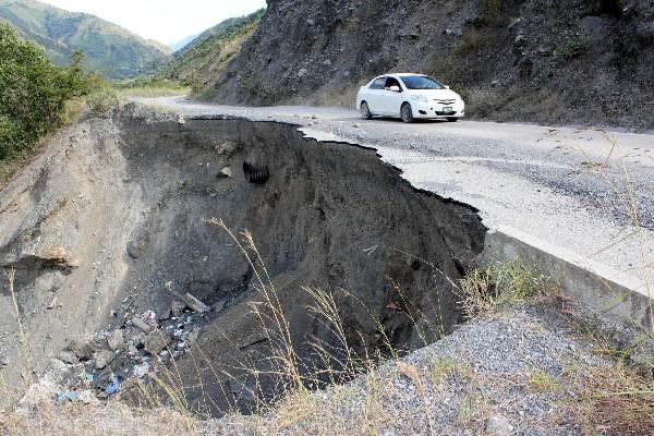 Un vehículo pasa por uno de los tres hundi- mientos  en la Ruta Nacional 7W de Quiché.