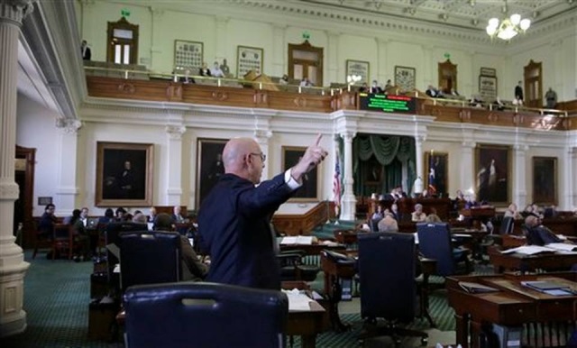 El senador demócrata John Whitmire habla durante el debate en el Senado de Texas sobre una iniciativa de ley relacionada a las llamadas "ciudades santuario". (Foto Prensa Libre: AP)