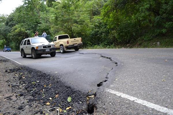 Los conductores que transitan de Chiquimula hacia Esquipulas están afectados por grietas que se originaron en la carretera mencionada. (Foto Prensa Libre: Ercik de la Cruz)<br _mce_bogus="1"/>