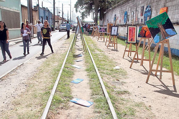 Artistas exponen obras sobre la línea del tren, en la 16 avenida y 5a. calle de la zona 1.