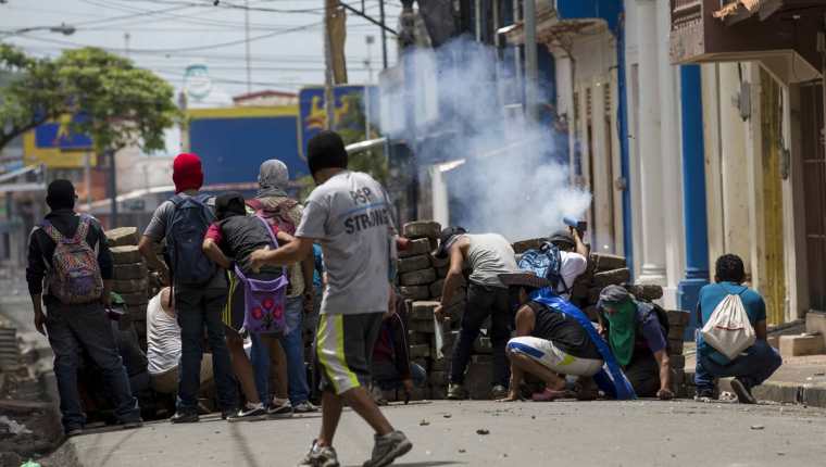 Un grupo de opositores participan en un enfrentamiento contra la Policía en Masaya, Nicaragua. (Foto Prensa Libre:EFE).