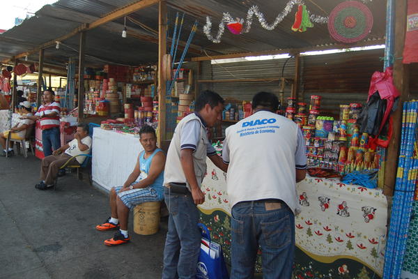 Trabajadores de la Diaco identificaron productos peligrosos en varios puestos de venta. (Foto: Prensa Libre: Alex Coyoy)