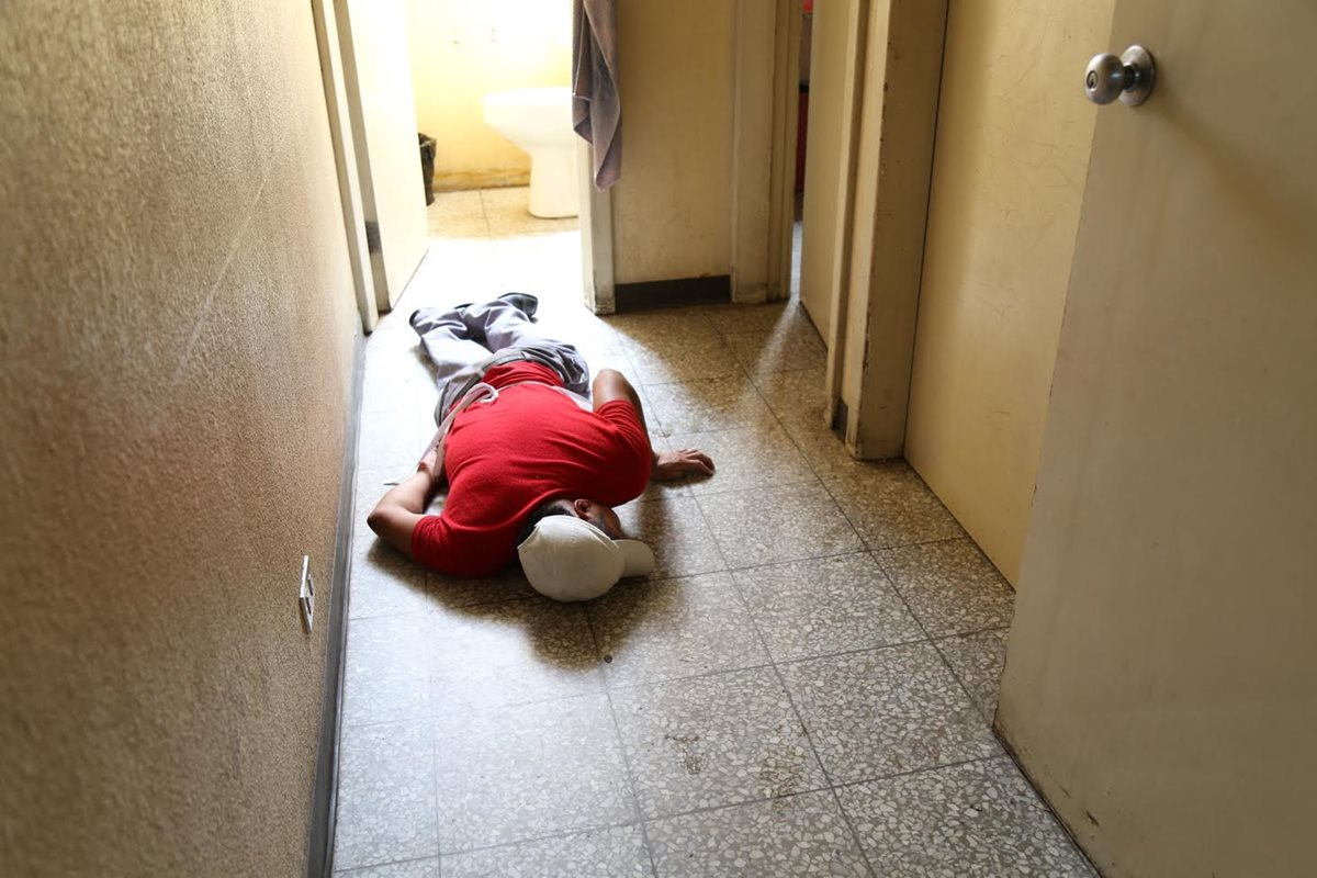 Uno de los empleados del HRO que fue localizado en un pasillo. (Foto Prensa Libre: María José Longo).