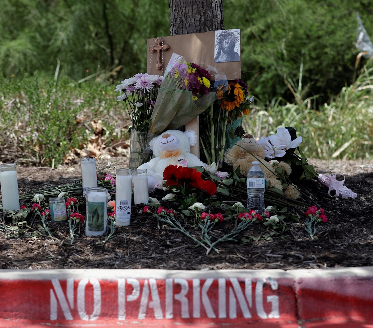 Un tributo con flores y agua para los migrantes muertos en San Antonio, EE. UU. (Foto Prensa Libre: AP)