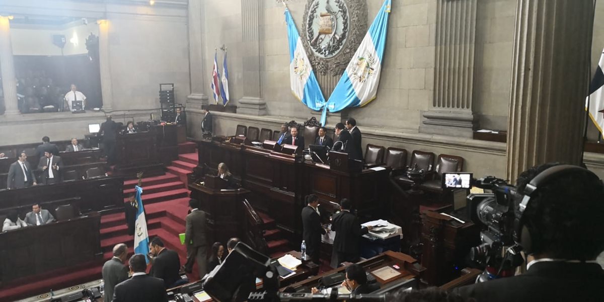 Luego del análisis de la Comisión Pesquisidora el pleno del Congreso deberá decidir si le quita o no el fuero al presidente. (Foto Prensa Libre: Carlos Álvarez)