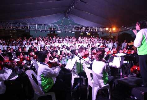 Orquesta Sinfónica Juvenil Municipal y ensamble de coros participan durante la apertura del Festival que se organiza en el Centro Histórico.