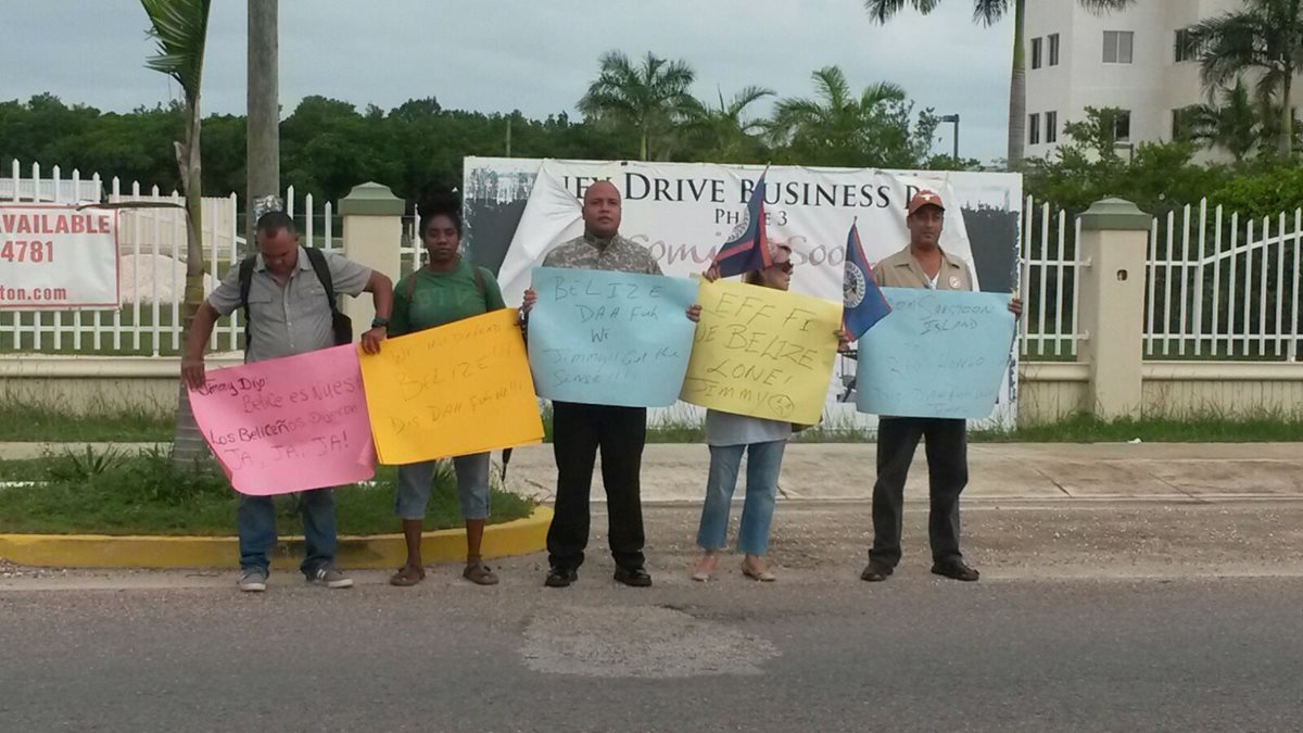 Beliceños protestan por la llegada de Jimmy Morales, presidente electo de Guatemala, a ese país. (Foto Prensa Libre: cortesía Love Fm Belice)