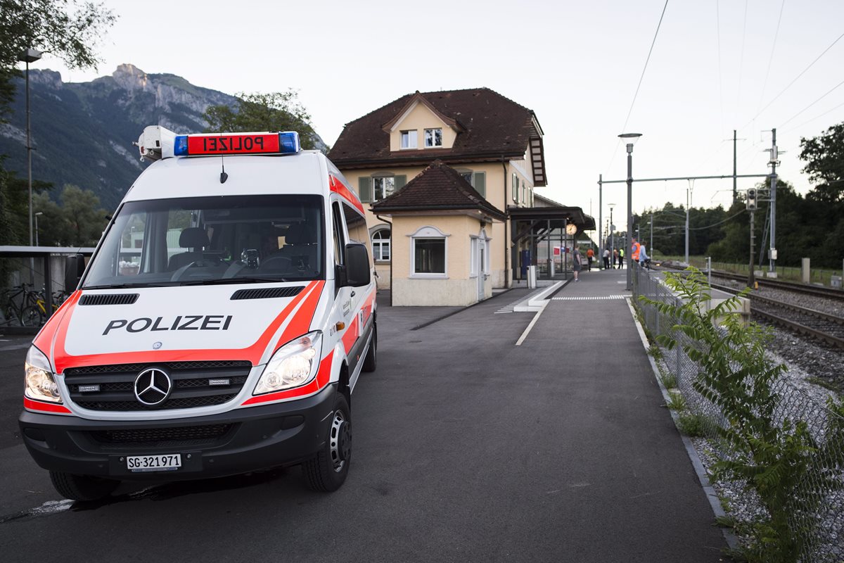 Policía resguardad la estación de tren de Salez, Suiza, después del ataque. (Foto Prensa Libre: EFE)