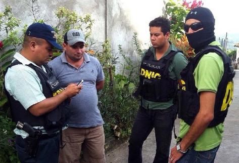 Agentes de la Policía Nacional escoltan Plutarco Antonio Ruiz (2 izquierda), el novio de la hermana de Miss Honduras María José de Alvarado. (Foto: Prensa Libre/AFP)