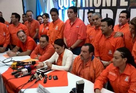 Roxana Baldetti, junto a miembros del PP, niega que ese partido haya hecho campaña anticipada. (Foto Prensa Libre: Geovanni Contreras)