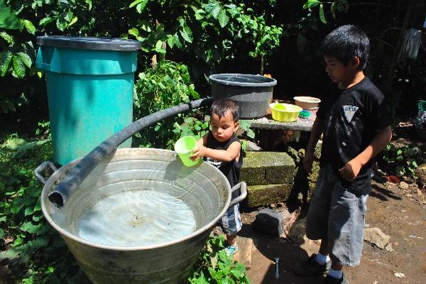 En Nuevo San Carlos, Retalhuleu, vecinos recolectan   agua de lluvia para consumirla.