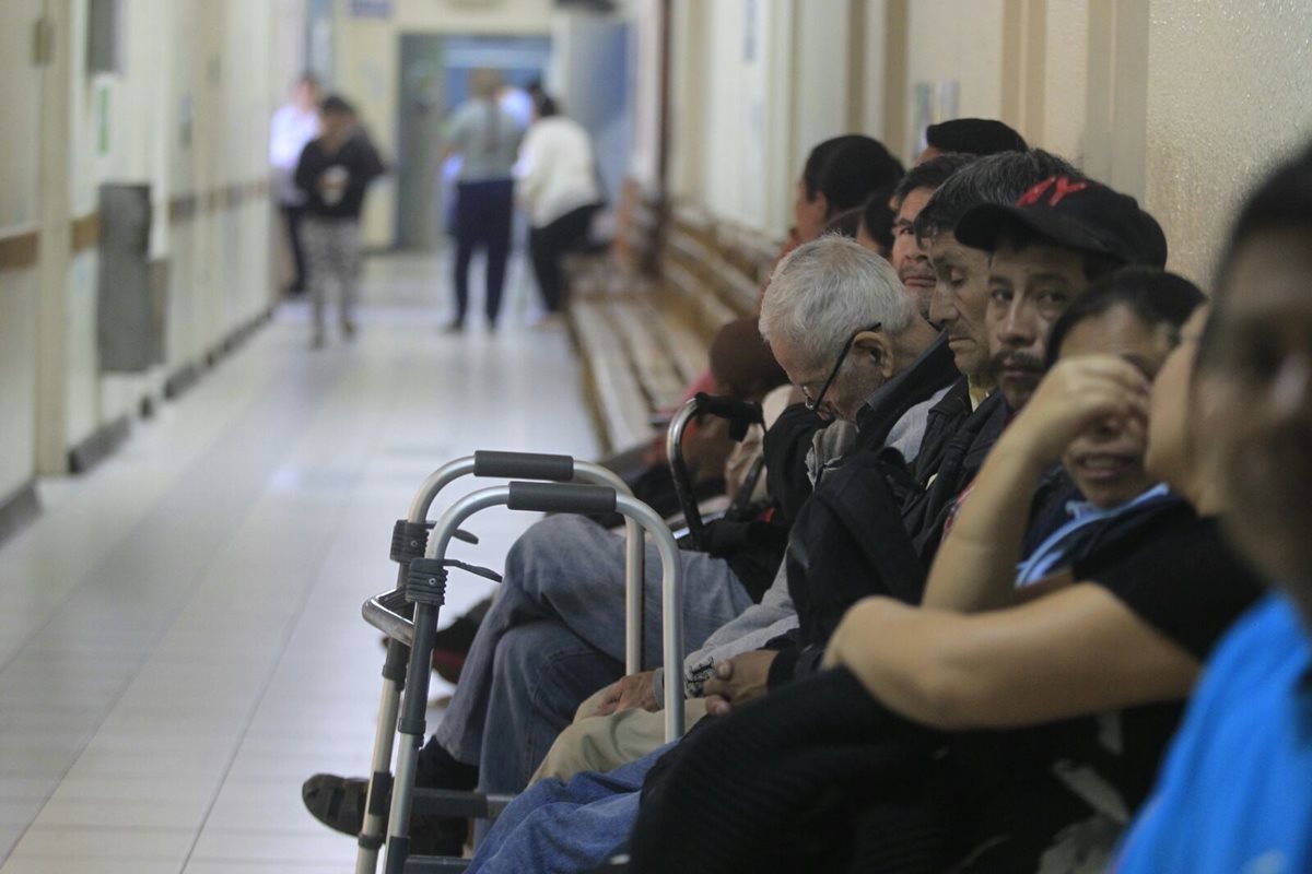 Pacientes esperan para ser atendidos en la unidad de neurología del Roosevelt, la mayoría de servicios están cerrados. (Foto Prensa Libre: E. Bercian)