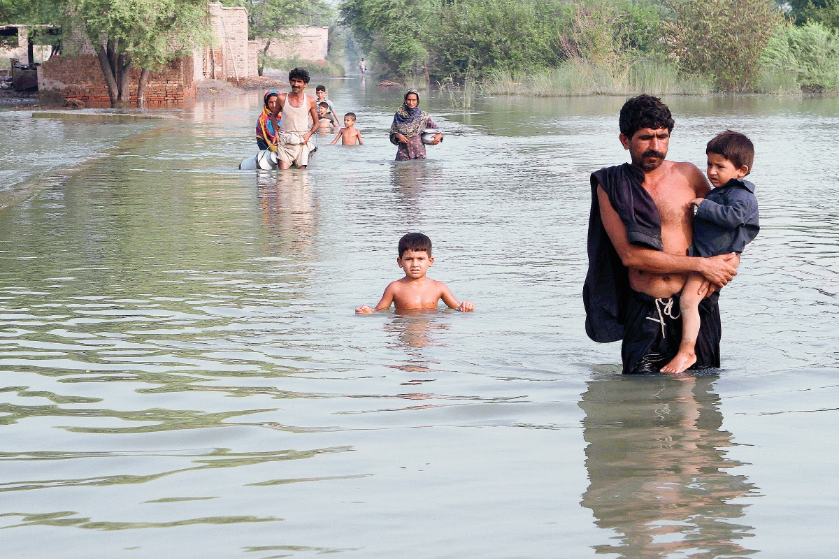 Paquistaníes abandonan sus viviendas debido a las inundaciones. (Foto Prensa Libre:AFP)