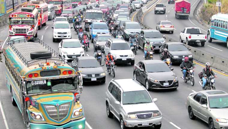 Así fue el congestionamiento vehicular en la cuesta de Villa Lobos el 24 de diciembre del 2016. (Foto Prensa Libre: Hemeroteca PL)