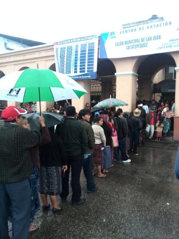 Pese a la lluvia guatemaltecos acudieron a las urnas