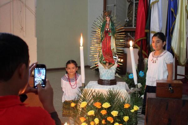 vestidas con traje típico, niñas visitan a la Virgen de Guadalupe, en  la catedral de Cobán, Alta Verapaz.