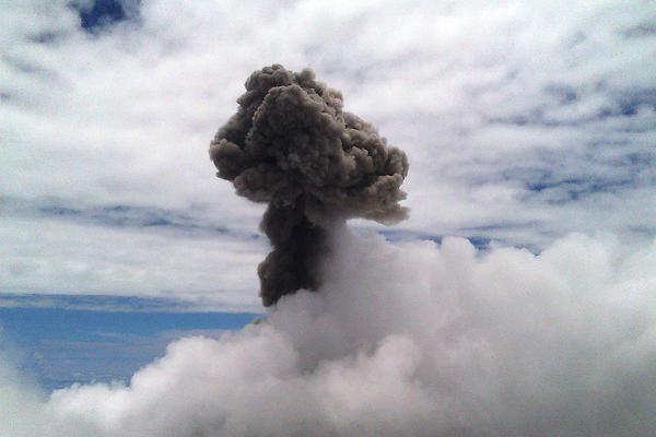 El grito de un volcán. (Foto Prensa Libre: Franz de León)<br _mce_bogus="1"/>