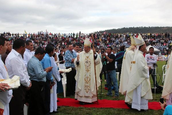 Felicitan a monseñor Julio Cabrera Ovalle, de la  Diócesis de Jalapa.