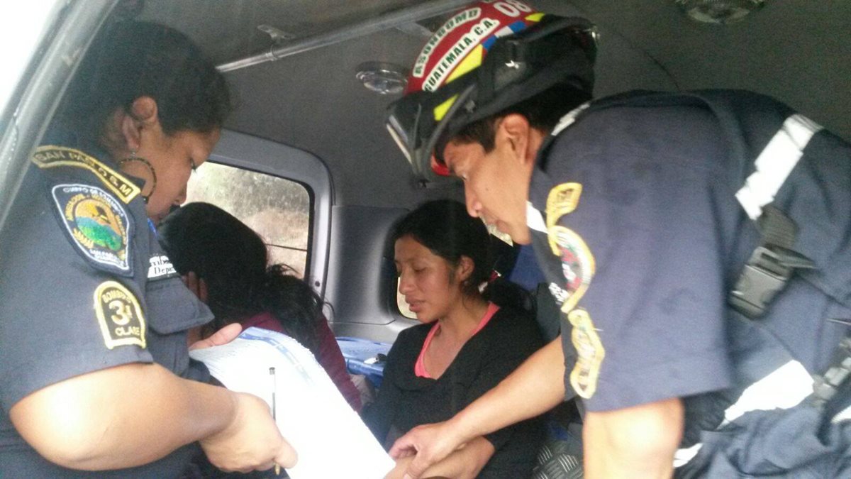 Bomberos Municipales suben a las rescatadas en uno de sus vehículos para llevarlas con sus familares. (Foto Prensa Libre: Aroldo Marroquín)