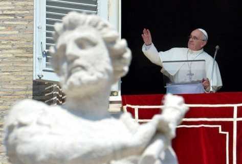 El papa Francisco saluda a los fieles el pasado 1 de septiembre durante la oración del Ángelus en Ciudad del Vaticano. (AFP).