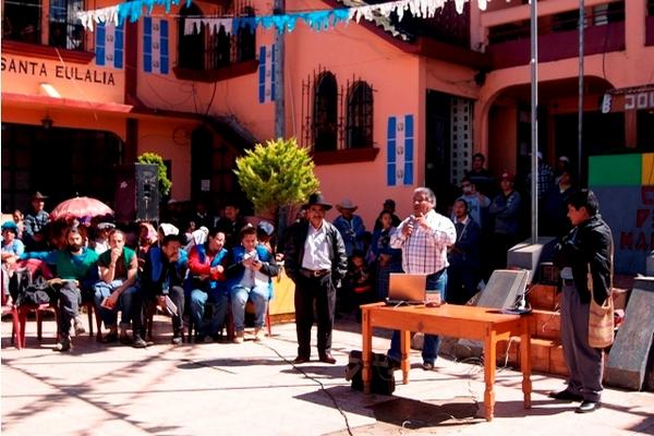 El alcalde Diego Marcos Pedro se dirige a los manifestantes frente a la comuna de Santa Eulalia, Huehuetenango. (Foto Prensa Libre)