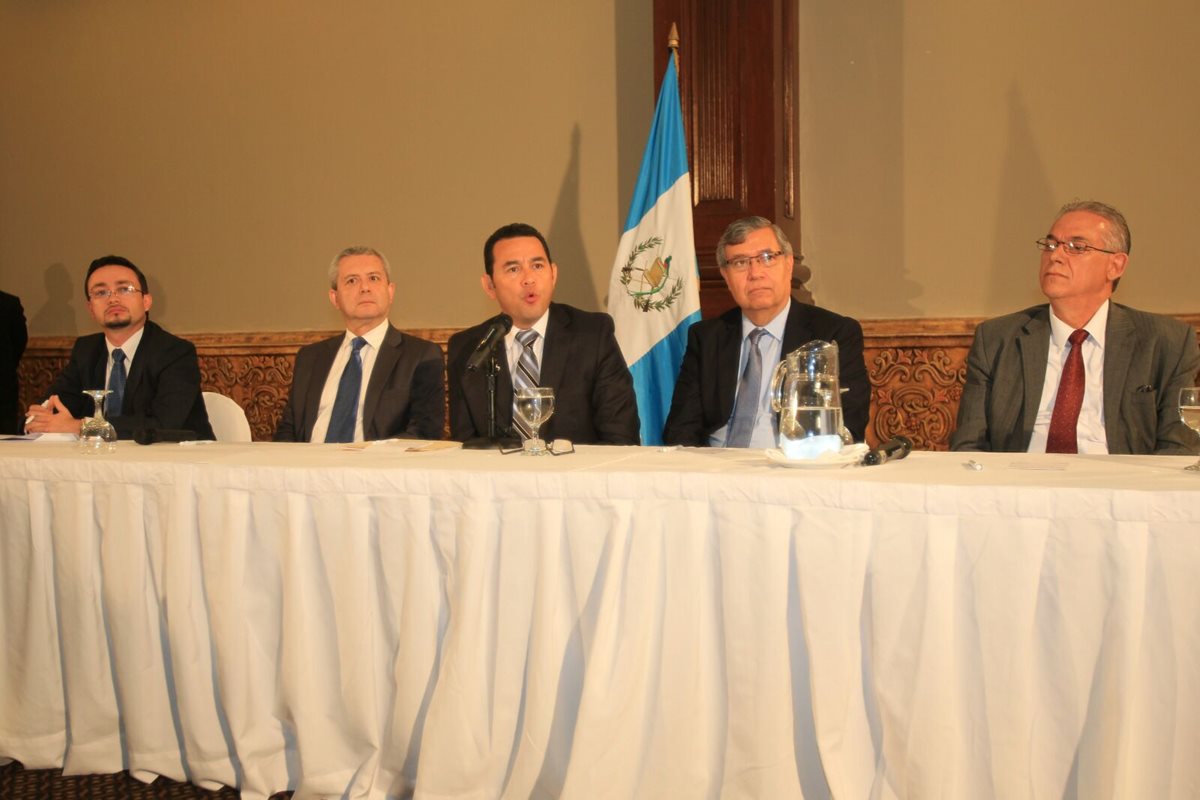 Erasmo Beltetón Morales, primero desde izquierda, será uno de los cinco que dirigirá la transición de Gobierno. (Foto Prensa Libre: Esbin García)
