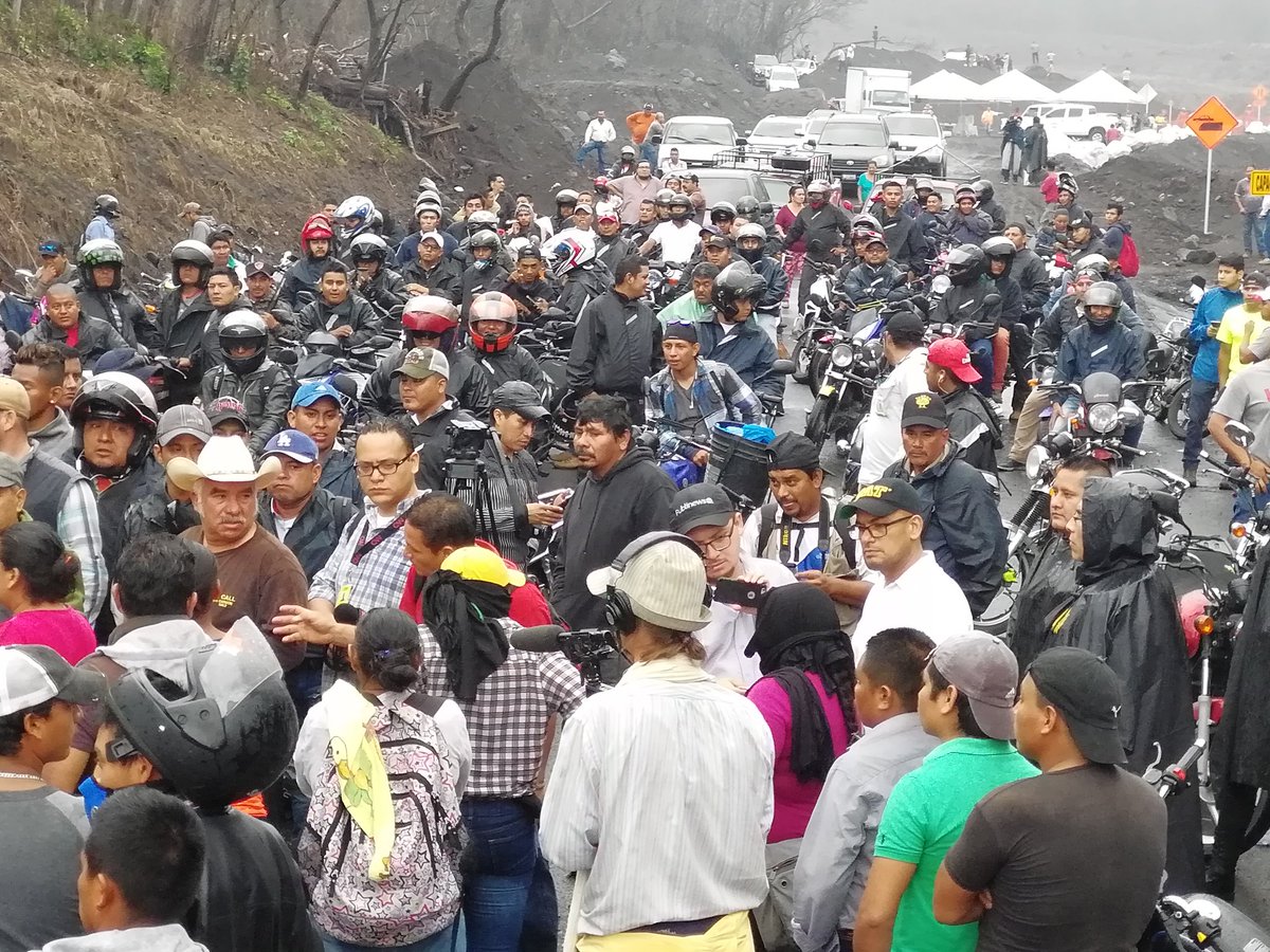 Vecinos de San Miguel Los Lotes protestaron durante la reapertura de la ruta porque el Gobierno no les permite continuar con la búsqueda de los restos de sus seres queridos. (Foto Prensa Libre: Enrique Paredes)