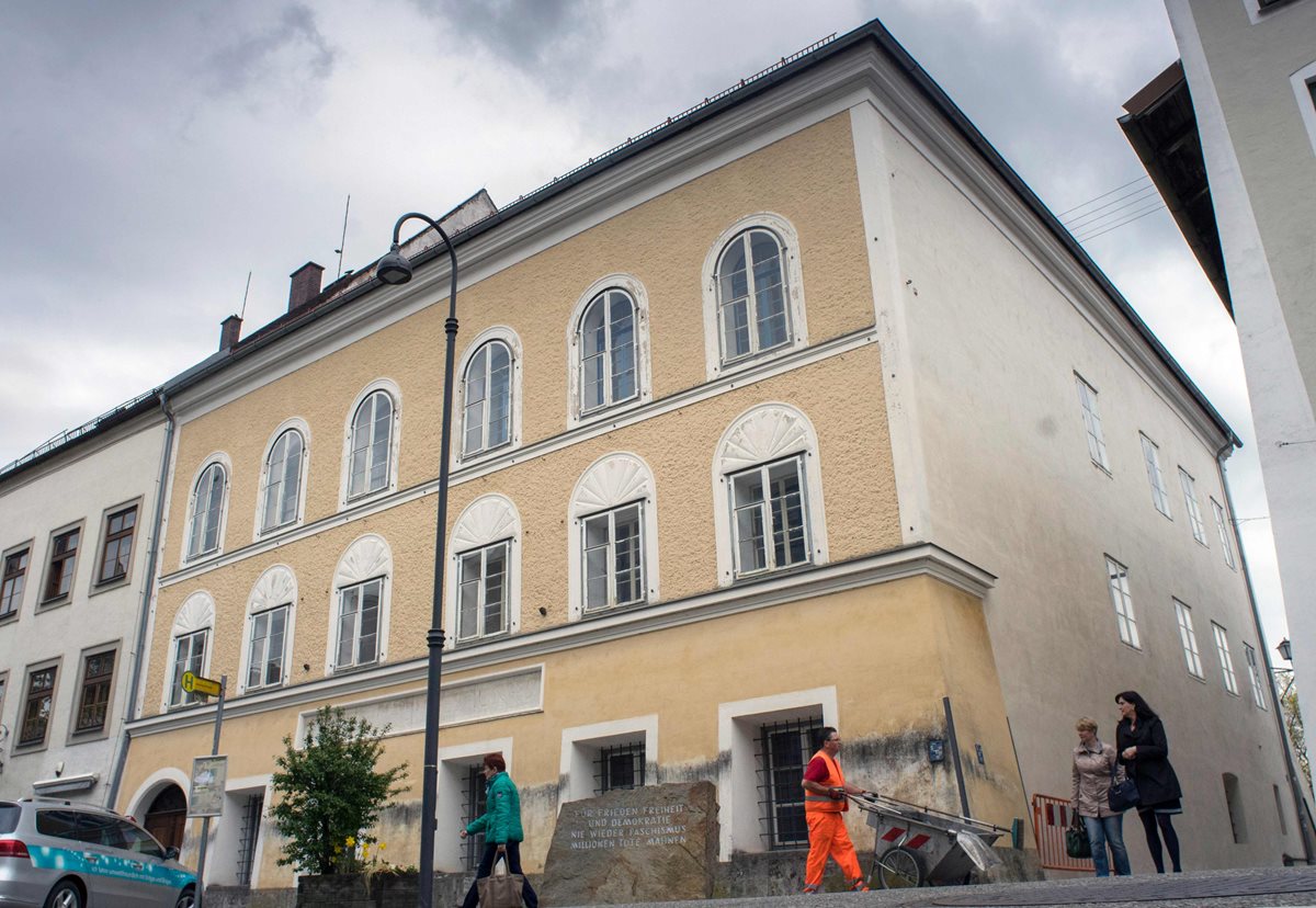 Esta es la casa en donde nació Adolfo Hitler en Braunau am Inn, Austria. (Fotos Prensa Libre: AFP).