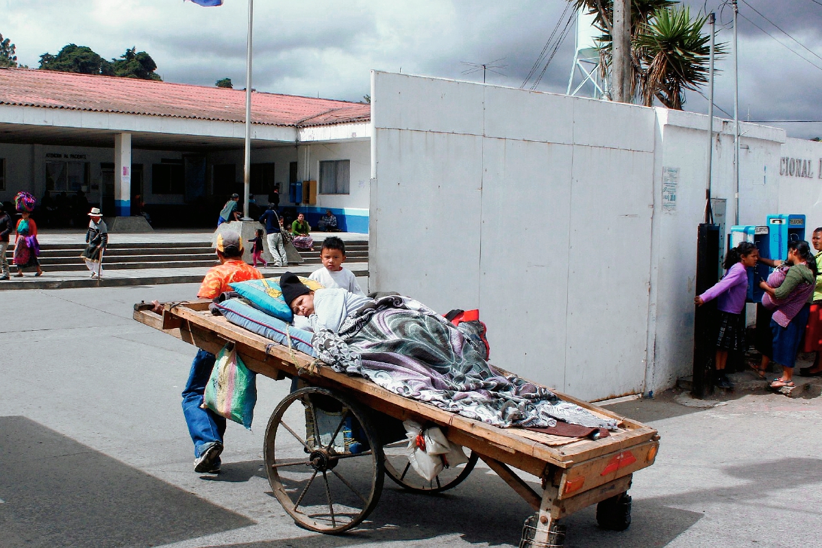 Momento cuando Luis Ángel Borja ingresa a su conviviente en el Hospital Nacional de Chimaltenango. (Foto Prensa Libre: Víctor Chamalé)