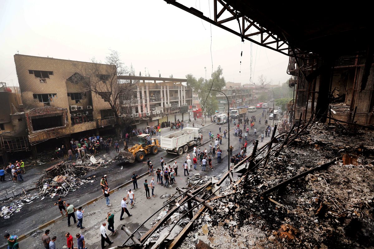 Vista del centro comercial destruido, después de las tres explosiones. (Foto Prensa Libre: AP).