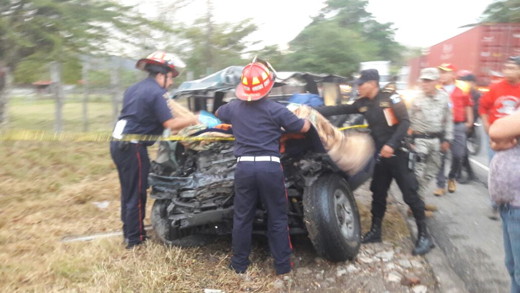 Bomberos rescatan heridos en automotor accidentado en Río Hondo, Zacapa. (Foto Prensa Libre: @CBMDEPTAL).